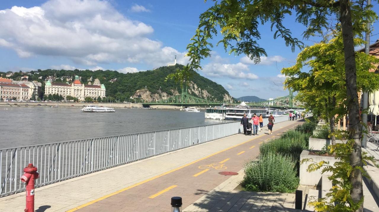 Riverside Balcony Apartment With View To Danube Budapest Exteriör bild