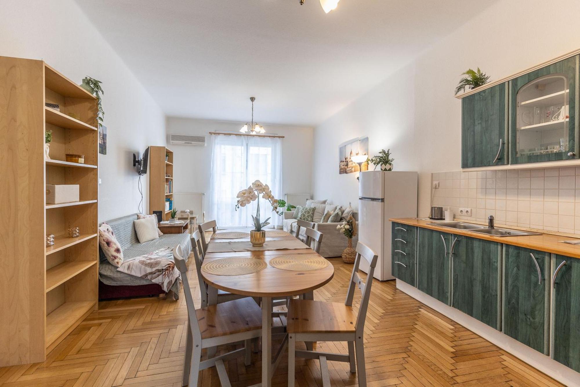 Riverside Balcony Apartment With View To Danube Budapest Exteriör bild
